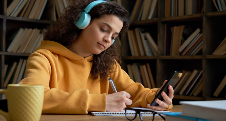 How to Focus While Listening to Music if You’re Studying